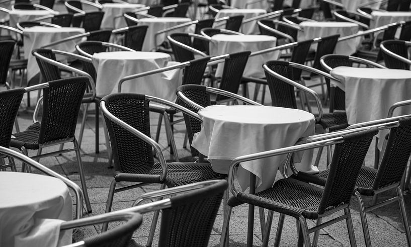 Chaises et tables vides dans un café ou un restaurant. par Gerwin Schadl