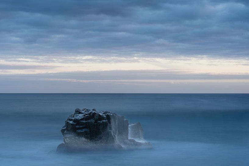 Rots in zee bij Madeira van Laurina van Dam