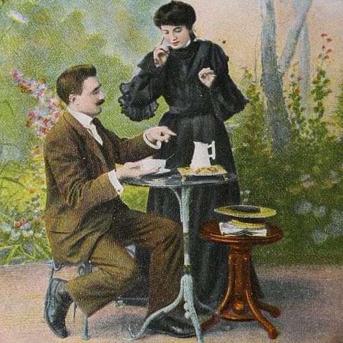Vintage ansichtkaart circa 1905 van een verliefd stel met thee