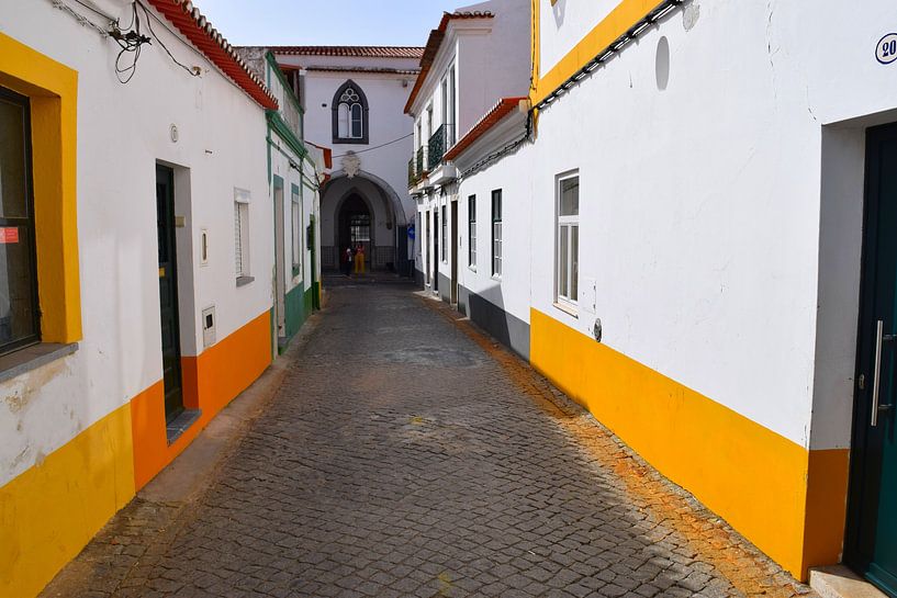 Bunte enge Straße / Gasse in Portugal von Studio LE-gals