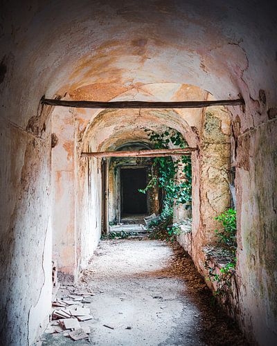 Corridor dans un monastère abandonné.