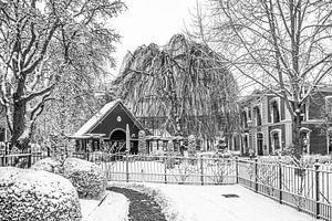 Winterbild mit Schnee im Garten des St. Antonius-Krankenhauses in Leeuwarden.