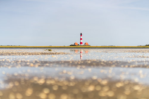 Weiter Blick auf den Leuchtturm Westerheversand