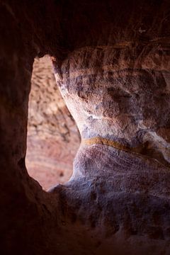 Gat in grafheuvel in Petra, Jordanië van Kees van Dun