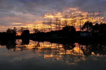 Zonsondergang reflectie in het water van Corinne Welp