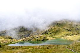 Mistig berglandschap in de Alpen