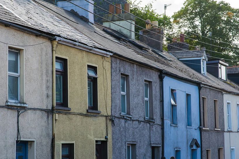 Straße mit bunten Häusern in Cork, Irland von Paul van Putten