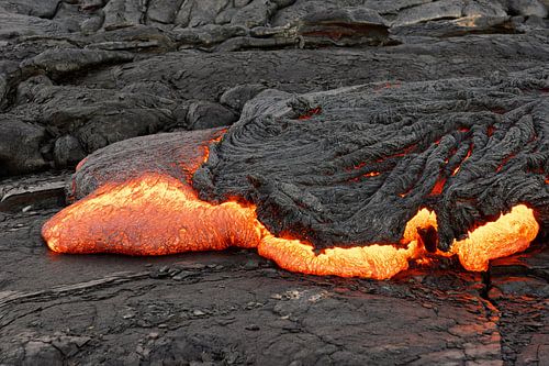 Glühende Lava tritt aus einer Erdspalte aus