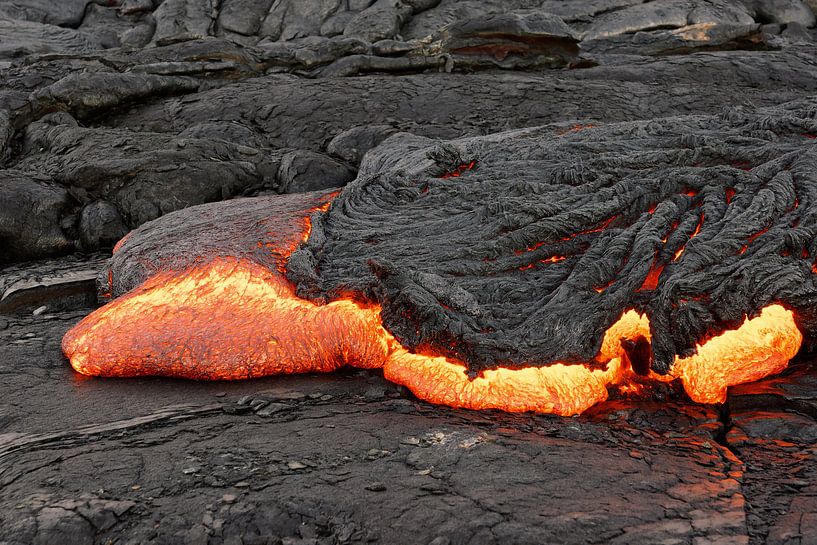 Glühende Lava tritt aus einer Erdspalte aus von Ralf Lehmann