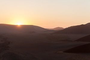 Soleil levant derrière les dunes de Sossusvlei, Namibie. sur Simone Janssen