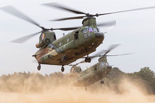 Twee Chinook transport helikopters creëren een enorme stofwolk