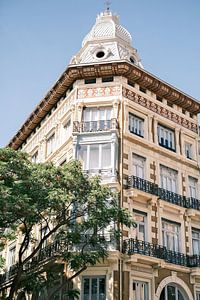 Roze vooraanzicht huis met balkons // Valencia, Spanje // Reis- en Straatfotografie