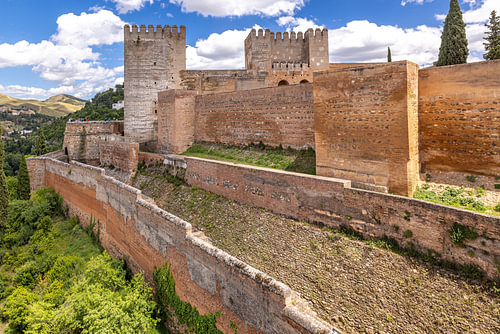 Mauern und Türme der Alcazaba in der Alhambra