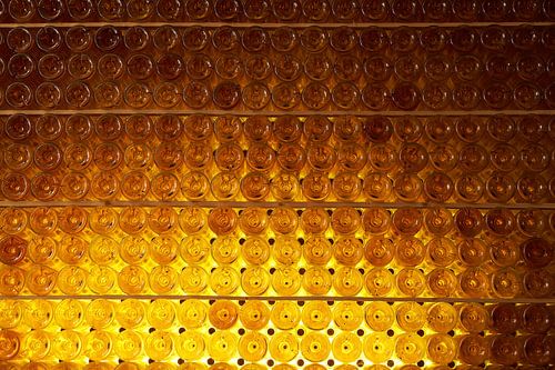 Weinflaschen in Regalen von Gevk - izuriphoto