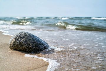 Steen op het strand van de Oostzee in Polen van Heiko Kueverling