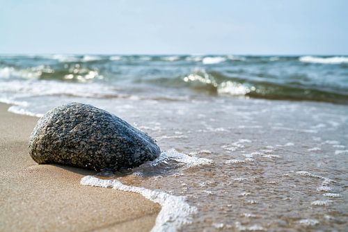 Steen op het strand van de Oostzee in Polen