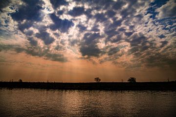 Wolkenlucht met zonnestralen boven het Noordhollands kanaal van Ingrid van Sichem