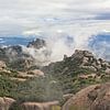 Berglandschaft mit Wolken in Montserrat von Kristof Lauwers