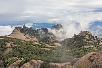 Berglandschap met wolken in Montserrat