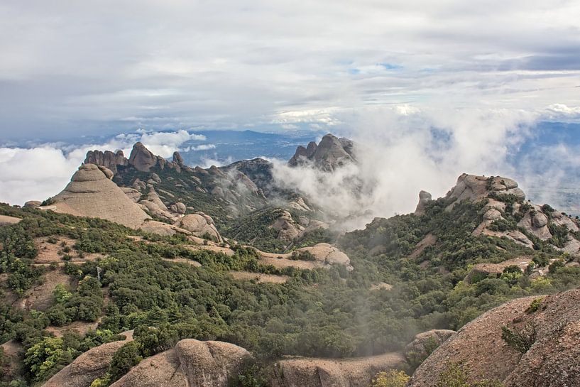 Berglandschap met wolken in Montserrat van Kristof Lauwers