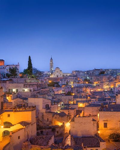 De Sassi van Matera tijdens het blauwe uur, met de kathedraal