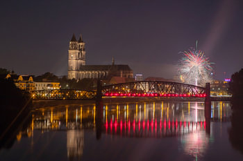Magdeburg bei Nacht - Dom, Hubbrücke und Feuerwerk