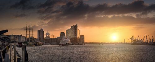 Hamburger Hafen mit Elbphilharmonie im Sonnenaufgang von Jonas Weinitschke