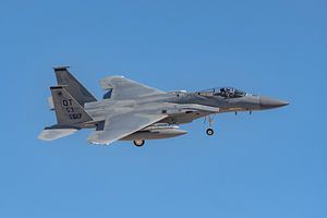 Eine McDonnell Douglas F-15C Eagle befindet sich im Landeanflug auf die Nellis Air Force Base. von Jaap van den Berg
