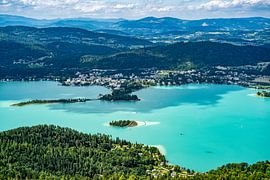 Uitzicht vanaf de Pyramidenkogel uitkijktoren op het Woerthersee meer