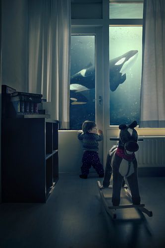 Betoverende Fotomanipulatie: Kind Kijkt naar Onderwaterwereld door Deurvenster - Fantasievolle Kunst