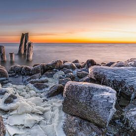 Paysage hivernal minimaliste avec glace et poteaux dans le lac IJsselmeer sur Bram Lubbers