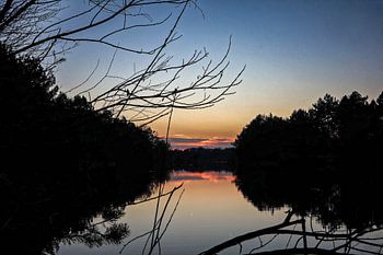 Feuriger Sonnenuntergang am See