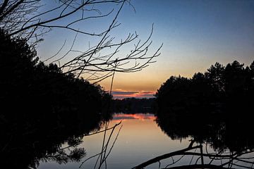 Vurige zonsondergang bij meer