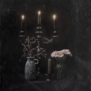 Ein Stillleben im Vintage-Stil mit Kerzenhalter und Blumen von Danny den Breejen