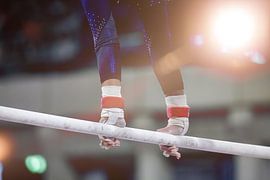 Symbolisch beeld van toestel turnen: close-up van een turnster op de opstapbalk van Udo Herrmann