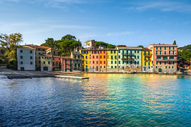Bunte Häuser und Strand in der Bucht von Trelo, Rapallo, Ligurien, Italien