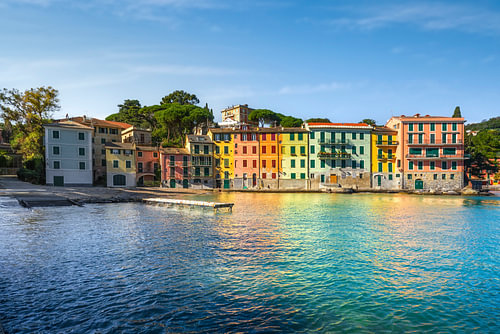 Bunte Häuser und Strand in der Bucht von Trelo, Rapallo, Ligurien, Italien von Stefano Orazzini