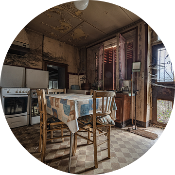 Oude keuken in vervallen huis van Inge van den Brande