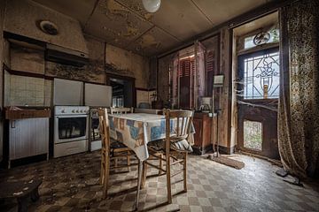 Oude keuken in vervallen huis