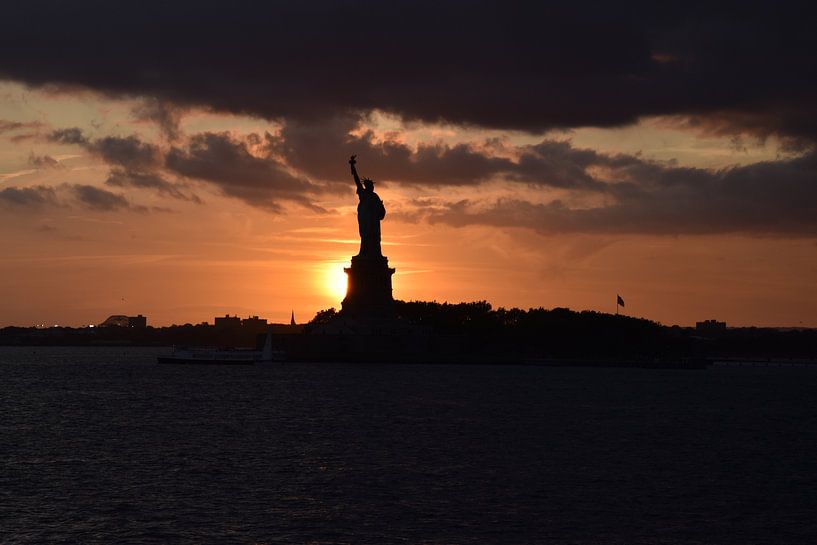 Statue of Liberty at sunset by Ronald Jan Groen