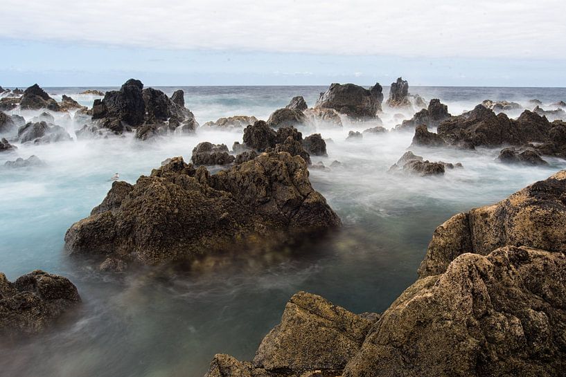 Wellen entlang der Felsen. Ozeanseite. von Robinotof