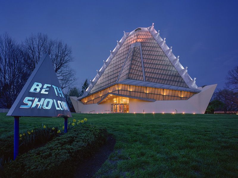 Exterior of the Frank Lloyd Wright designed synagogue by Laszlo Regos