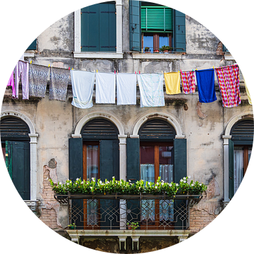 Zicht op een oud gebouw met waslijn in Venetië van Rico Ködder