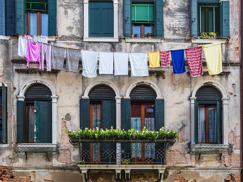 Blick auf ein altes Gebäude mit Wäscheleine in Venedig von Rico Ködder