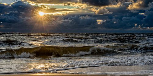 Bewolkte zonsondergang