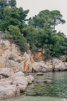 La côte rocheuse apaisante de l'île de Lokrum - Croatie
