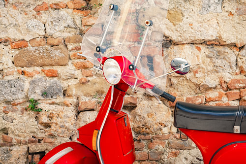 Rode vespa scooter in Siena Italië.