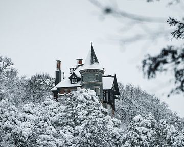 Villa in de sneeuw van Hans Huys