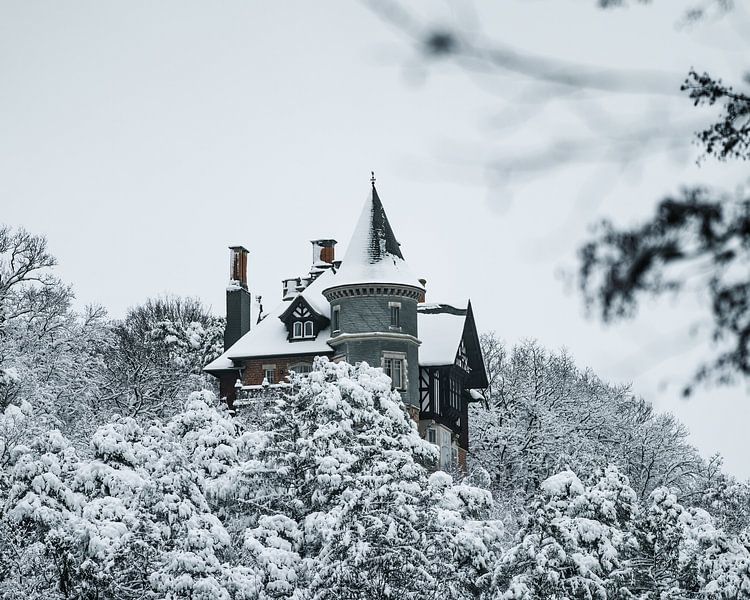 Villa in the snow by Hans Huys
