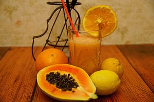 Papaya-Cocktail mit Rum, Zitrone und Orange
